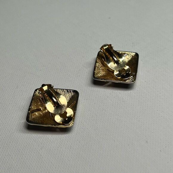 VINTAGE Black Enamel Gold-tone Square Clip On Earrings - Picture 4 of 7
